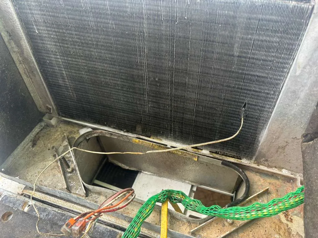 RV rooftop air conditioner that has stopped cooling, being diagnosed on site in Florida